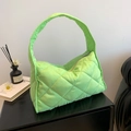 Bolso tote acolchado verde fluorescente con costuras de rombos y asa ancha - Verde claro