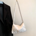Bolso bandolera acolchado blanco con costuras de diamante y correa de hombro ancha y suave - Blanco