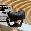 Trendige schwarze Halbmond-Schultertasche aus gefaltetem PU-Leder mit breitem Gurt - Schwarz
