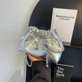 Borsa a secchiello cloud plissettata argento con catena spessa e ciondolo di perle - Argento