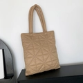 Khakifarbene gesteppte Puffer-Tragetasche mit geometrischen Nähten und Griffen - Khaki