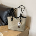 Bolso tote vintage de ante verde oliva con ribete de cuero negro y un colgante suave - Caqui
