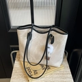 Bolso tote beige minimalista con asas negras y colgante de peluche decorativo - Blanco Roto