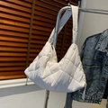 Sac hobo blanc matelassé avec texture rembourrée et cordon de serrage au style moderne - Blanc