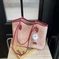 Bolso tote grande rosa con bordes burdeos, asas finas y amuleto de peluche decorativo - Rosa
