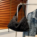 Sac hobo noir matelassé avec surpiqûres à carreaux et large bandoulière - Noir