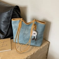 Bolso tote de mezclilla azul con asas marrones y llavero de peluche blanco suave - Azul