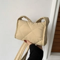 Beige gewatteerde schoudertas met ruitpatroon en een zachte wolkachtige textuur voor dames - Khaki