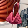 Sac cabas matelassé rose foncé avec détails de cordon latéral et texture bouffante - Bordeaux