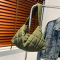 Armeegrüne gesteppte Hobo-Schultertasche mit wattierter Textur und breitem Gurt - Grün