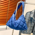 Blaue gesteppte Bubble-Tragetasche mit Rautenmuster und verstellbarem Kordelzug - Blau