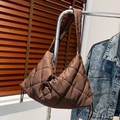 Gesteppte braune Shopper-Tasche mit Rautenmuster und Kordelzug-Detail für Damen im Retro-Look - Kaffeebraun