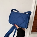 Gewatteerde blauwe puff schoudertas met ruitjespatroon en zachte nylon bekleding - Blauw