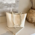 Sac fourre-tout crème en cuir plissé pour femme avec charm cœur et bandoulière élégante - Blanc