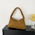 Sac hobo matelassé marron avec chaîne argentée et poignée souple rembourrée - Marron