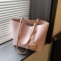 Sac fourre-tout rose avec texture en cuir plissé et accessoire de charme en cœur - Rose
