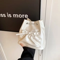 Bolso tipo cubo blanco de piel sintética con detalle de lazo y correa de cadena plateada - Blanco
