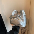 Bolso saco plateado con lazo, correa de cadena y patrón floral en relieve estilo elegante - Plateado