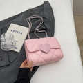 Rosa gesteppte Umhängetasche mit großem herzförmigem Verschluss und eleganter Kette - Rosa Groß
