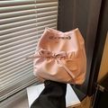 Bolso saco rosa claro con cordón, correa de cadena y detalle de lazo de cuero - Rosa