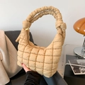 Bolso acolchado beige tipo puffer con asa anudada y elegante forma de medialuna - Caqui