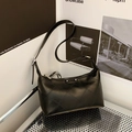 Borsa a gnocco minimalista nera in pelle trapuntata con tracolla regolabile - Nero