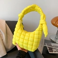 Bolso acolchado en amarillo brillante con asa anudada y diseño de textura nube - Amarillo