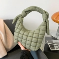 Bolso hobo acolchado verde pálido con detalle de nudo grande en la bandolera - Verde