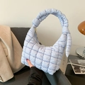 Bolso acolchado azul claro con asa anudada y textura suave de estilo minimalista - Azul