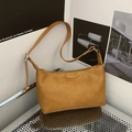 Borsa a mezzaluna giallo senape in ecopelle trapuntata con tracolla sottile chic - Marrone