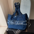 Grande borsa tote in denim blu scuro con ricamo 7STREET 6LANE e dettagli con frange - Blu scuro