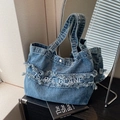 Borsa tote in denim lavato con bordi sfrangiati e ricamo Street 6 Lane sulla parte - Azzurro