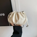 Schicke beige gefaltete Cloud Bag mit eleganter Silberkette und Kordelzugdetail - Weiß