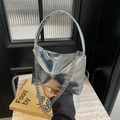 Sac à main argenté métallisé avec texture plissée et bandoulière en chaîne fine - Argenté