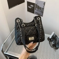 Borsa a catena trapuntata nera con chiusura a scatto argento e motivo a rombi - Nero