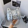 Borsa a tracolla trapuntata argento metallizzato con chiusura a scatto e catena elegante - Argento