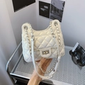 Borsa a tracolla trapuntata bianca con catena d'argento e chiusura a scatto in metallo - Bianco Sporco