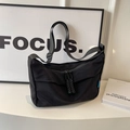Bolso bandolera negro minimalista de gran capacidad con detalle de cremallera de cuerda - Negro