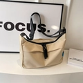Bolso de hombro tipo dumpling color crema con correa negra y textura de nailon - Blanco Roto