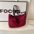 Bolso bandolera minimalista de nailon rojo oscuro con gran capacidad y diseño chic - Burdeos