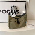 Bolso bandolera de nailon verde oliva con cremalleras de doble nudo y correa ajustable - Verde