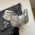Borsa a spalla futuristica iridescente a mezzaluna con farfalla metallica lucida - Argento Piccolo