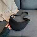 Bolso bandolera de pana negra en forma de media luna con correa ancha ajustable y estilo casual - Negro