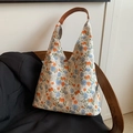 Bestickte Shopper-Tasche mit blau-orangefarbenem Blumenmuster auf weißem Stoff - Blume Rot