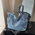 Hellblaue Denim-Tragetasche mit Kordelzug-Detail und geräumigem Innenraum für Alltag - Hellblau