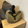 Minimalistische olivgrüne Canvas-Hobo-Tasche mit breitem Gurt und Fashion-Label - Grün