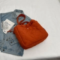 Oranje gewatteerde nylon shopper met ruitpatroon op een spijkerjasje achtergrond - Oranje