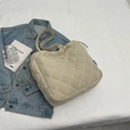 Beige gewatteerde shopper met ruitpatroon en zijvak op een witte achtergrond - Broken Wit