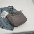 Sac fourre-tout gris matelassé avec surpiqûres en losanges et fines bandoulières - Gris