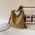 Borsa tote minimalista in tela giallo senape con tracolla larga regolabile in ambiente reale - Cachi